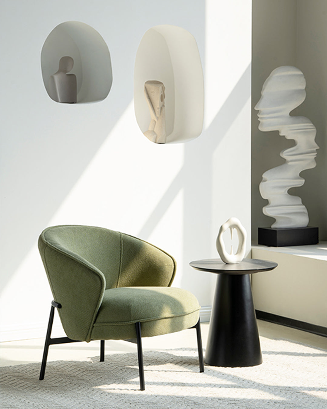 Abraçando as Curvas: Como Mobiliar sua Casa com as Poltronas Curvas OFCASA