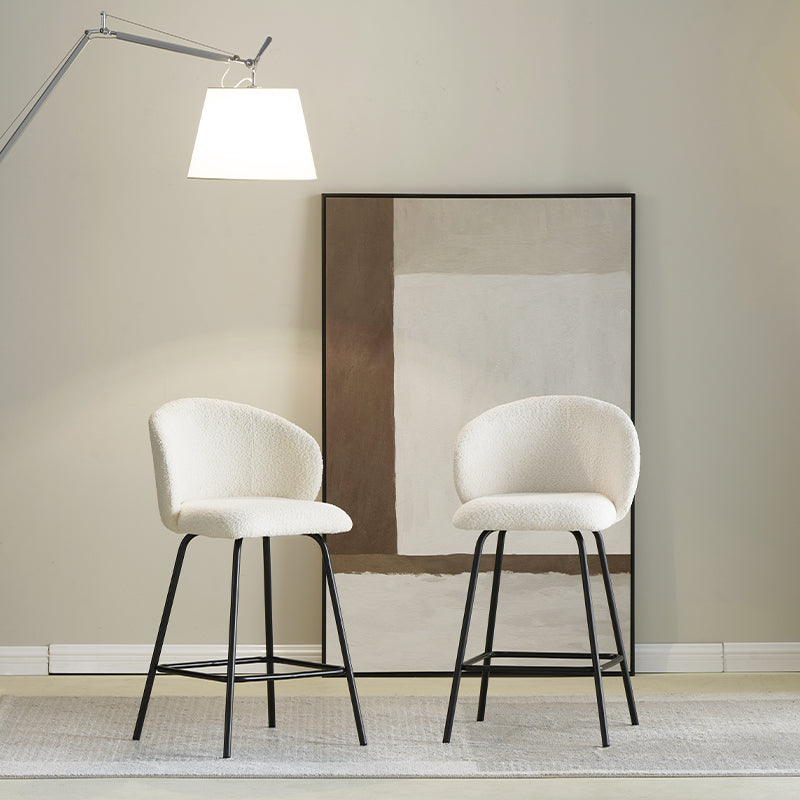 Banqueta giratória Yasin UDC23121 em tecido bouclé, altura 65 cm, perfeita para ilhas de cozinha ou bares. Encosto acolchoado e estrutura em metal resistente.