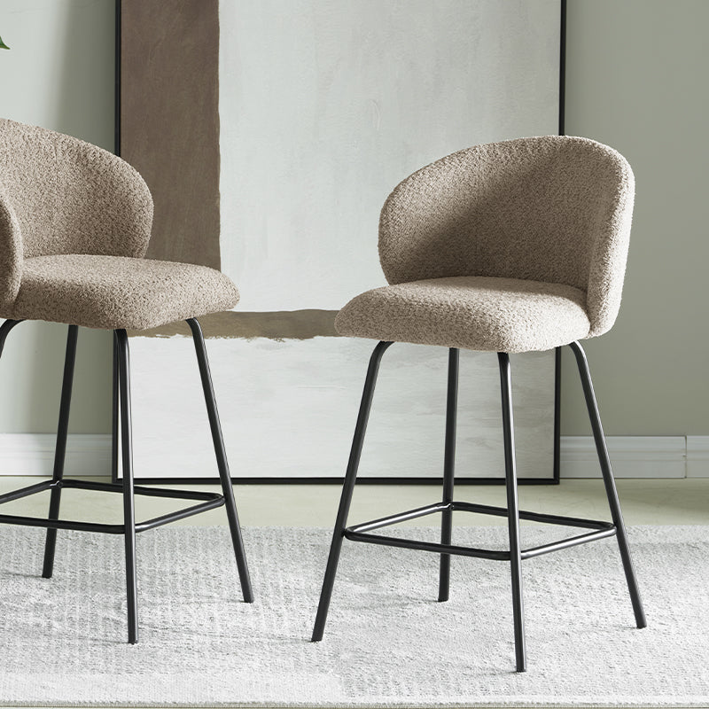 Banqueta giratória Yasin UDC23121 em tecido bouclé, altura 65 cm, perfeita para ilhas de cozinha ou bares. Encosto acolchoado e estrutura em metal resistente.