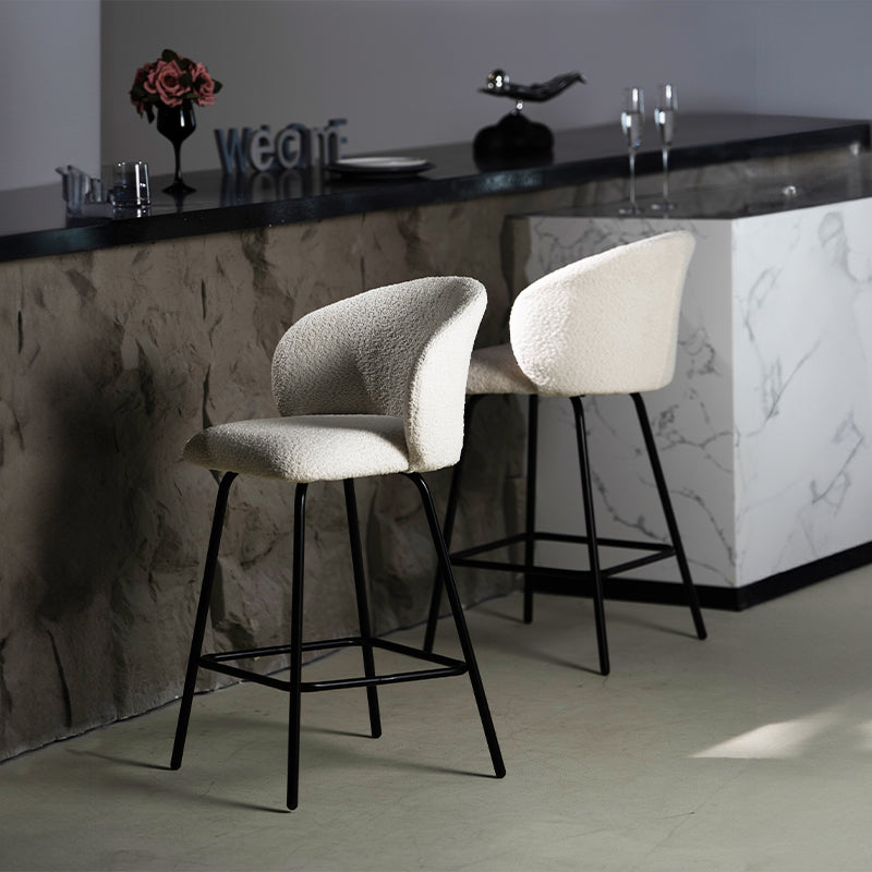 Banqueta giratória Yasin UDC23121 em tecido bouclé, altura 65 cm, perfeita para ilhas de cozinha ou bares. Encosto acolchoado e estrutura em metal resistente