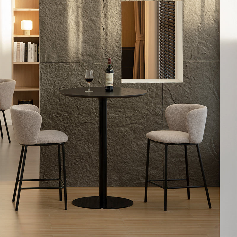 Banqueta alta Karin em bouclé bege, perfeita para ilhas de cozinha e bares de pequeno-almoço