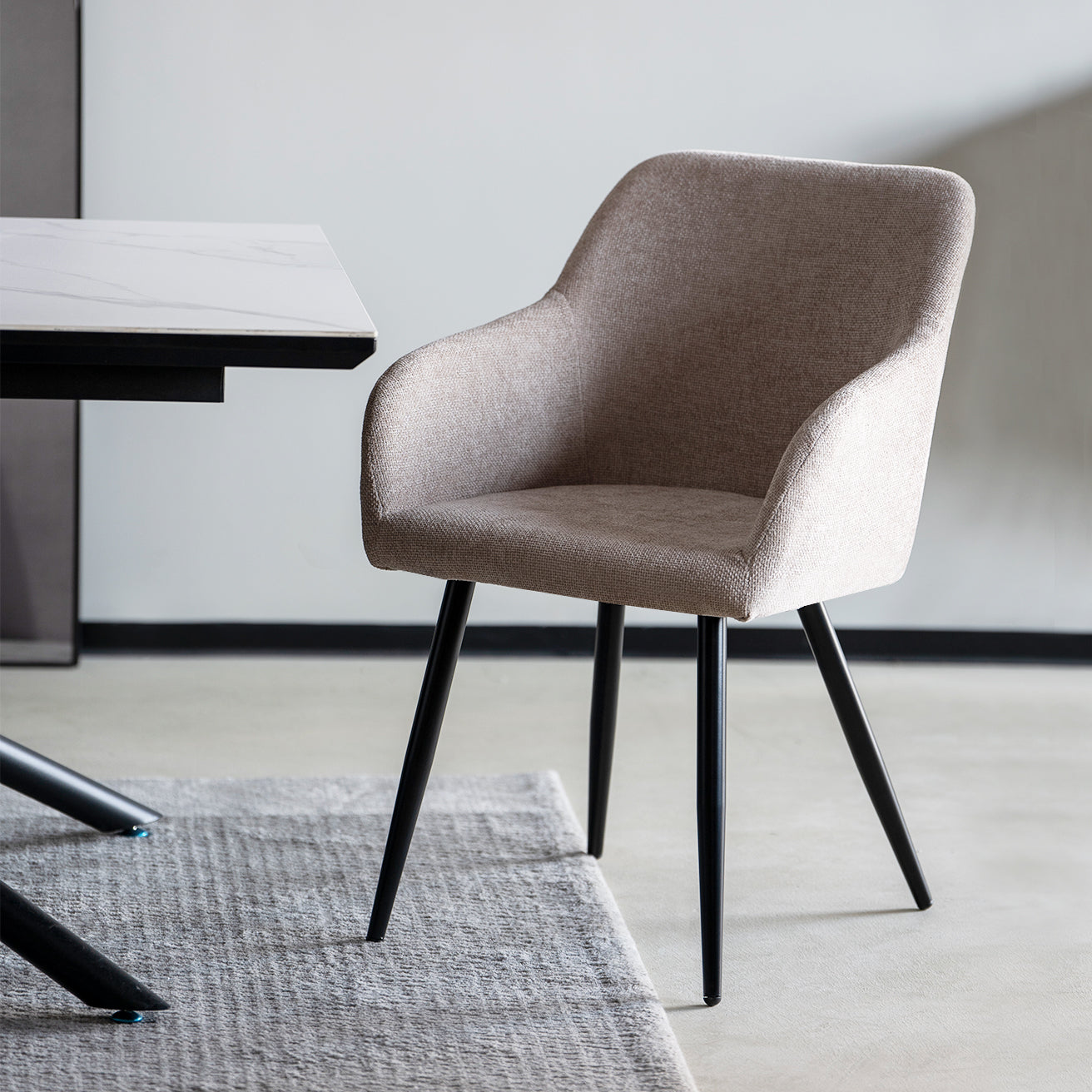 Cadeira Frazer com apoio de braços em verde, combinável com mesas de madeira ou mármore