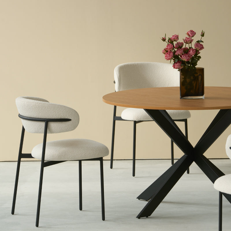 Cadeira de jantar Zahra em ambiente moderno, junto a mesa de madeira e louça minimalista - decoração elegante