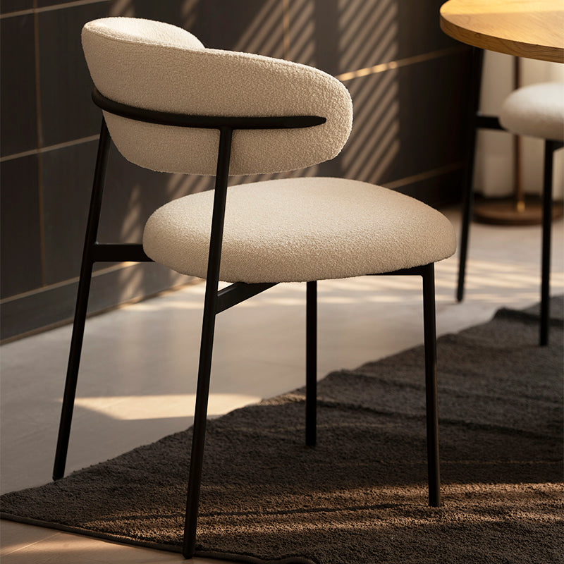 Cadeira de jantar Zahra em ambiente moderno, junto a mesa de madeira e louça minimalista - decoração elegante
🔍 Porquê?
✔ Otimizado para pesquisas contextuais: "cadeiras para sala de jantar moderna"
4. Conjunto de 4 Cadeiras (Vista superior)
✅ Título da Imagem:
Conjunto de 4 Cadeiras Zahra para Sala de Jantar - Elegância e Conforto | OFCASA
✅ Alt Text:
Quatro cadeiras Zahra em bouclé bege ao redor de mesa de jantar - perfeitas para famílias
🔍 Porquê?
✔ Atrai pesquisas comerciais: "conjunto de cadeiras