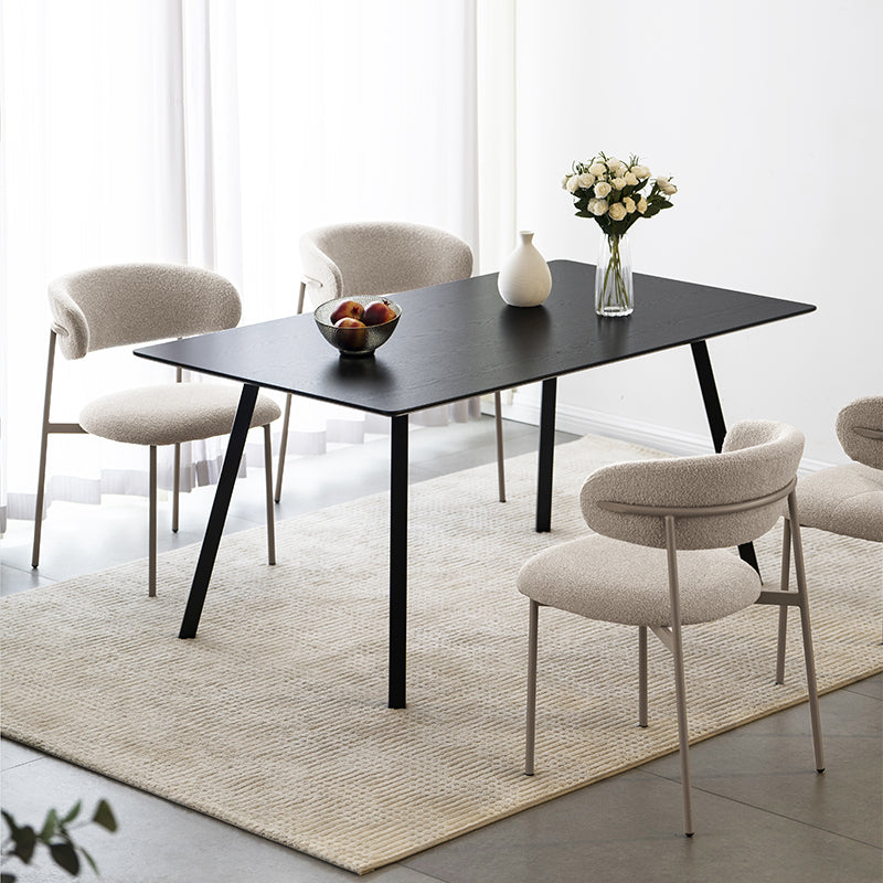 Cadeira de jantar Zahra em ambiente moderno, junto a mesa de madeira e louça minimalista - decoração elegante