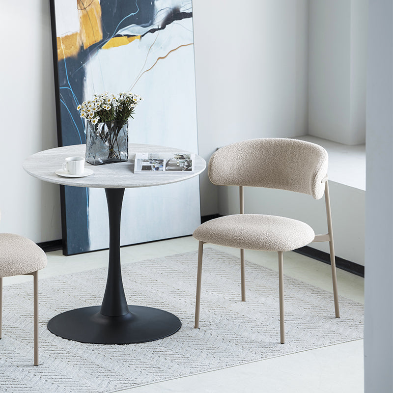 Cadeira de jantar Zahra em ambiente moderno, junto a mesa de madeira e louça minimalista - decoração elegante