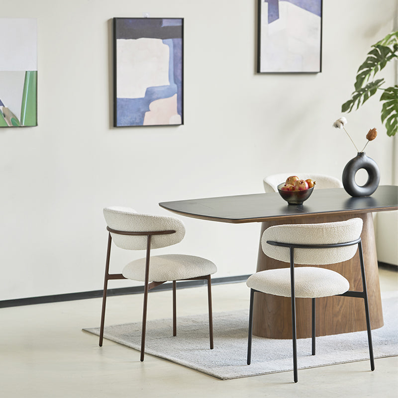 Cadeira de jantar Zahra em ambiente moderno, junto a mesa de madeira e louça minimalista - decoração elegante