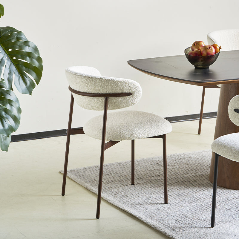 Cadeira de jantar Zahra em ambiente moderno, junto a mesa de madeira e louça minimalista - decoração elegante