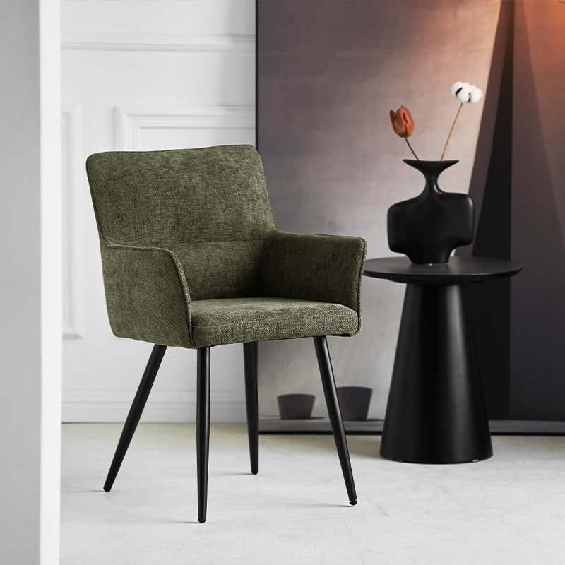 Cadeira de jantar com braços em linho bege, estrutura em madeira maciça e estilo contemporâneo para interiores elegantes