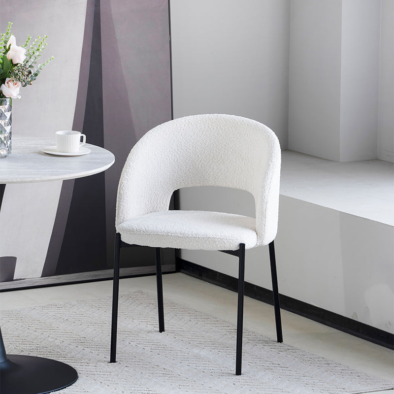 Cadeira de jantar Esme HDC022 em tecido de alta qualidade, estrutura em madeira e design moderno para sua sala de jantar.