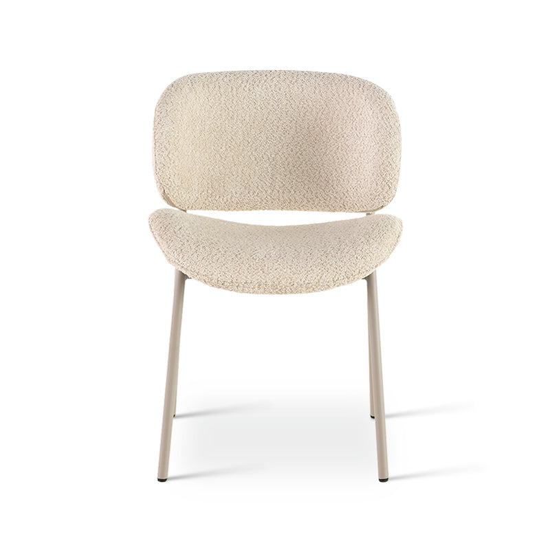 Cadeira de jantar Hadley UDC23105 em tecido bouclé bege, com encosto alto acolchoado para máximo conforto. Pernas em metal preto e design moderno para salas de jantar elegantes