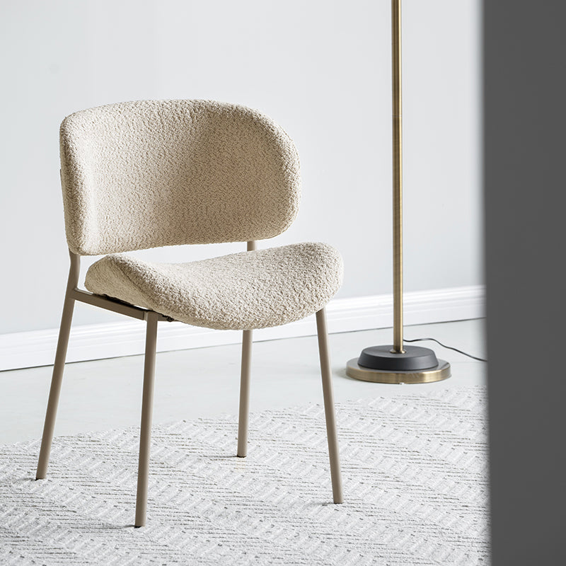 Cadeira de jantar Hadley UDC23105 em tecido bouclé bege, com encosto alto acolchoado para máximo conforto. Pernas em metal preto e design moderno para salas de jantar elegantes.