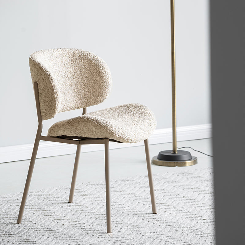 Cadeira de jantar Hadley UDC23105 em tecido bouclé bege, com encosto alto acolchoado para máximo conforto. Pernas em metal preto e design moderno para salas de jantar elegantes.