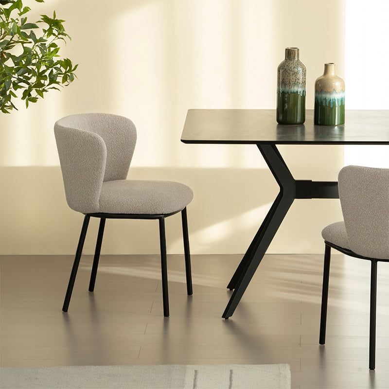 Cadeira de jantar Karin em bouclé bege com encosto alto e pés de metal preto. Perfeita para sala de jantar ou home office. OFCASA.