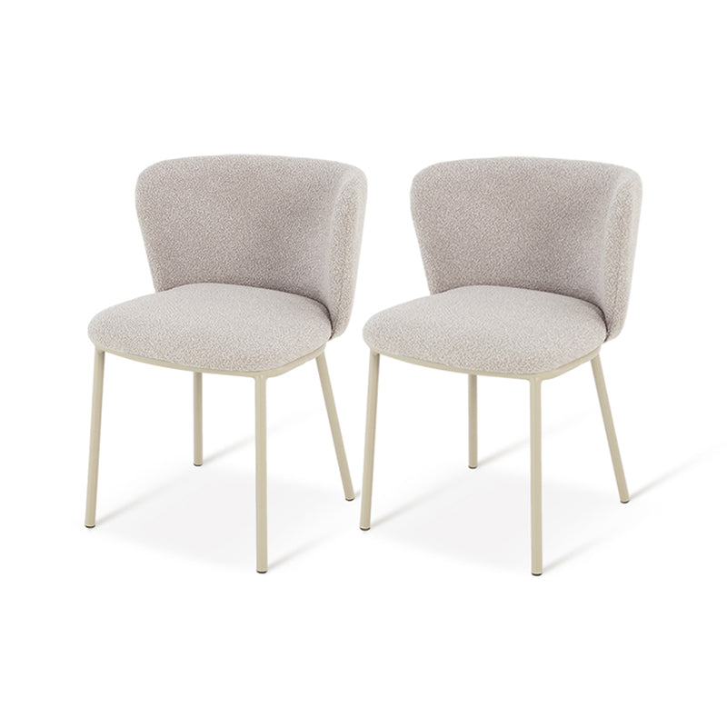 Cadeira de jantar Karin em bouclé bege com encosto alto e pés de metal preto. Perfeita para sala de jantar ou home office. OFCASA.