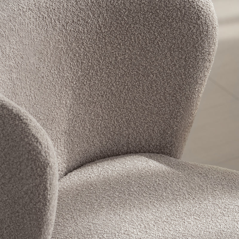 Cadeira de jantar Karin em bouclé bege com encosto alto e pés de metal preto. Perfeita para sala de jantar ou home office. OFCASA.