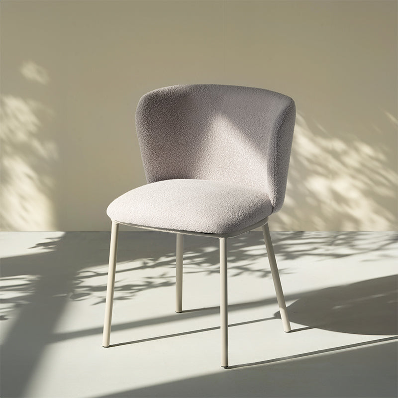 Cadeira de jantar Karin em bouclé bege com encosto alto e pés de metal preto. Perfeita para sala de jantar ou home office. OFCASA.