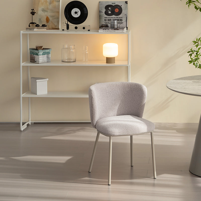 Cadeira de jantar Karin em bouclé bege com encosto alto e pés de metal preto. Perfeita para sala de jantar ou home office. OFCASA.