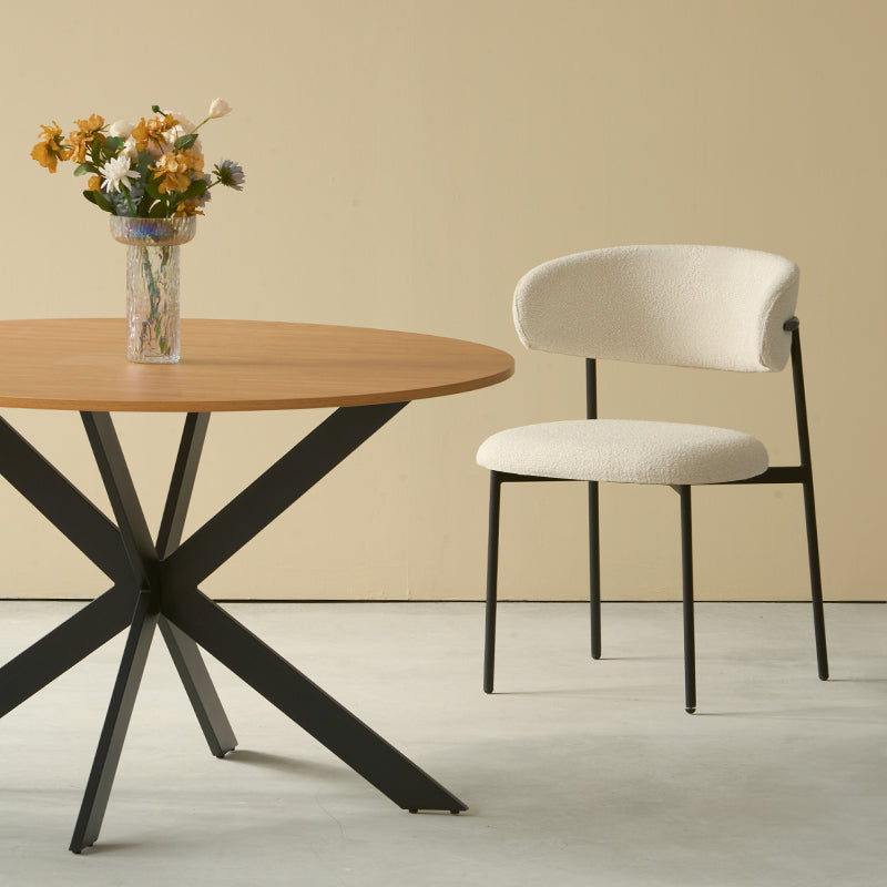Cadeira de jantar Zahra em tecido bouclé bege, com encosto curvado e pernas em madeira - estilo contemporâneo para sala de jantar