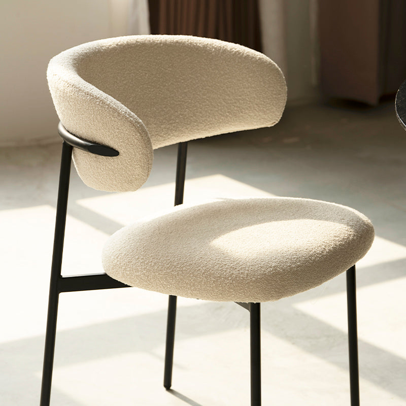 Cadeira de jantar Zahra em tecido bouclé bege, com encosto curvado e pernas em madeira - estilo contemporâneo para sala de jantar