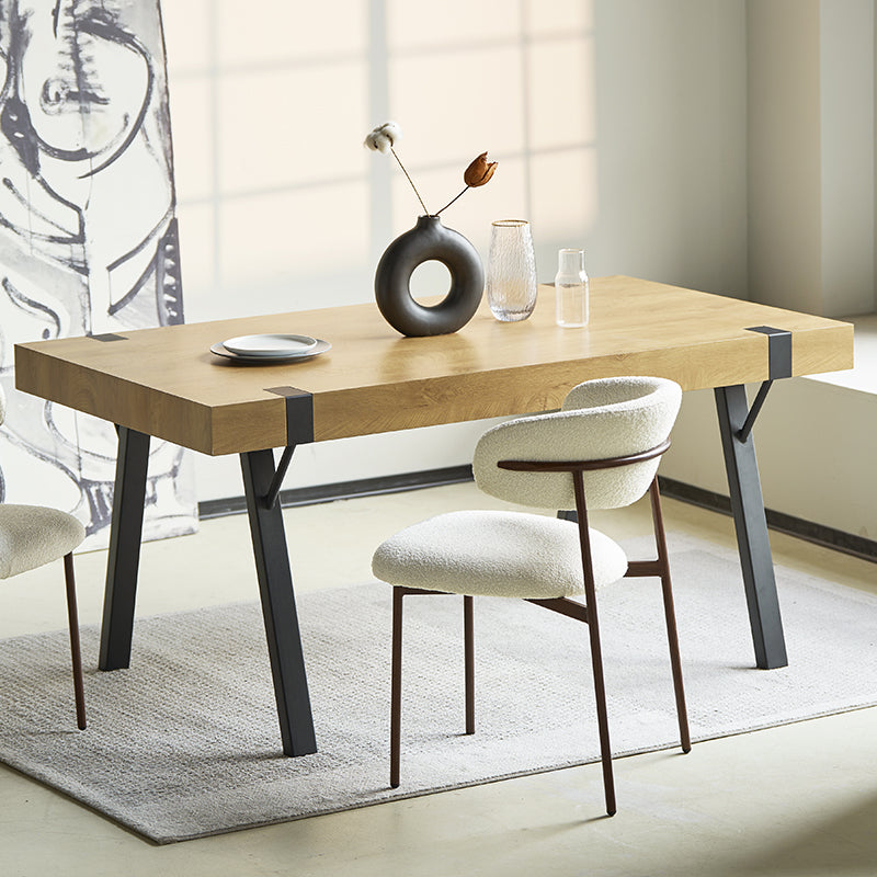 Cadeira de jantar Zahra em tecido bouclé bege, com encosto curvado e pernas em madeira - estilo contemporâneo para sala de jantar