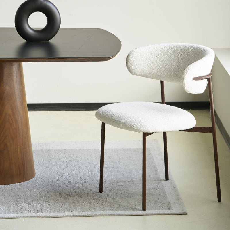 Cadeira de jantar Zahra em tecido bouclé bege, com encosto curvado e pernas em madeira - estilo contemporâneo para sala de jantar