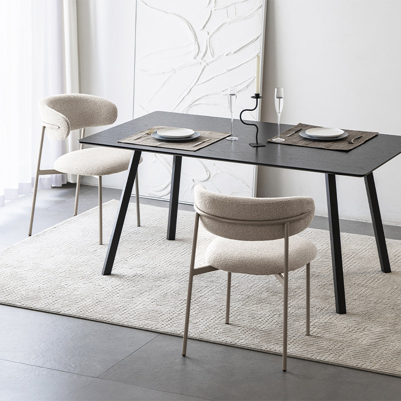 Cadeira de jantar Zahra em tecido bouclé bege, com encosto curvado e pernas em madeira - estilo contemporâneo para sala de jantar