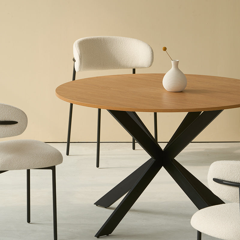 Mesa redonda Tilly combinada com 4 cadeiras de jantar OFCASA em tecido veludo, perfeita para espaços modernos