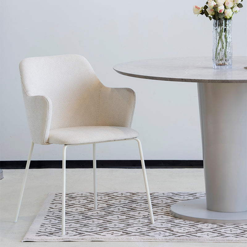 Braços largos e estofados para apoio confortável