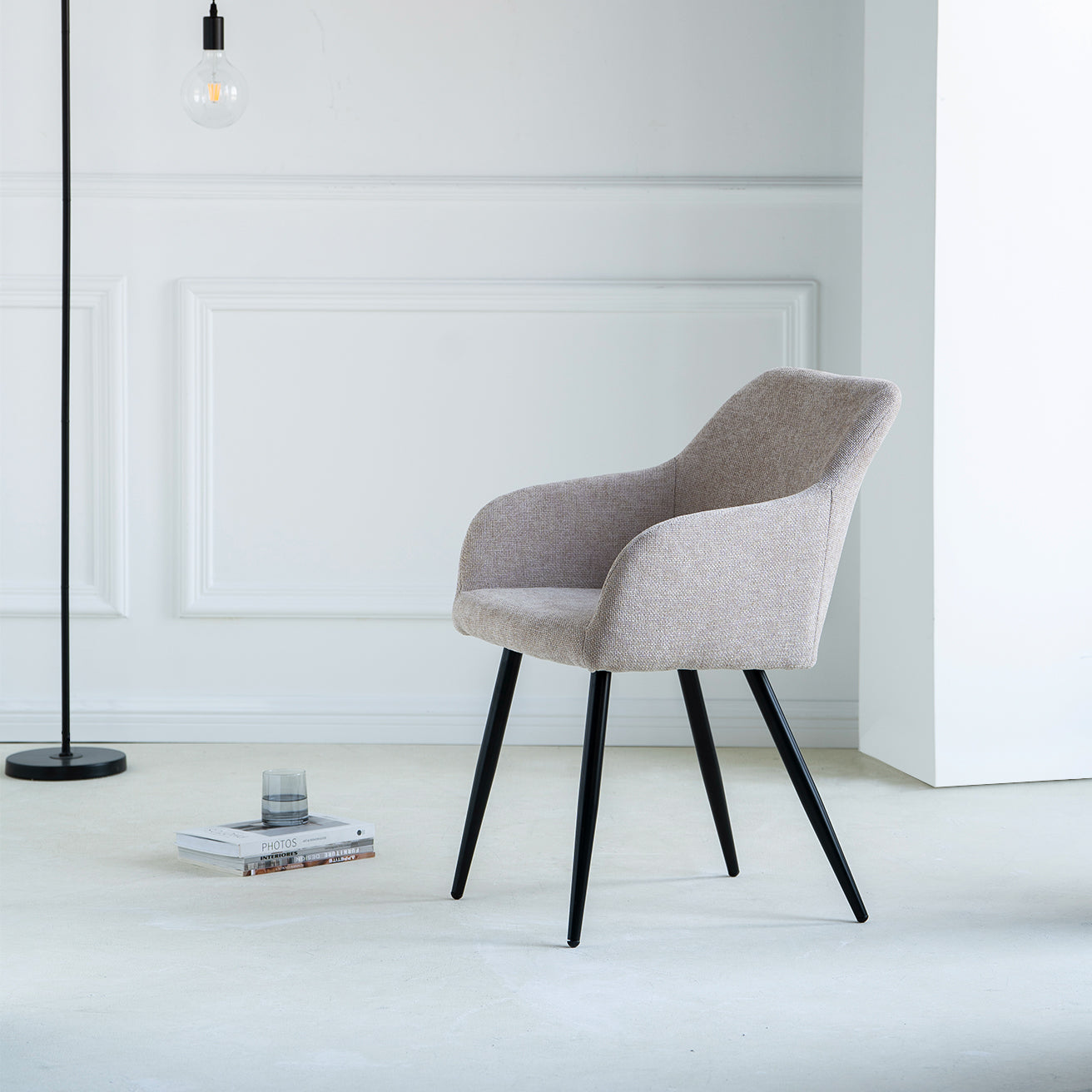 Sala de jantar contemporânea com mesa de carvalho e 4 cadeiras Frazer com apoio de braços, estilo nórdico