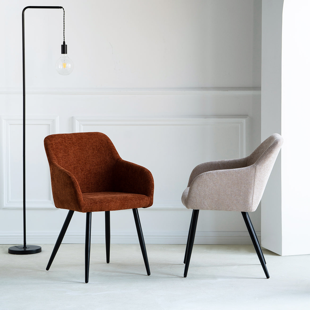 Sala de jantar contemporânea com mesa de carvalho e 4 cadeiras Frazer com apoio de braços, estilo nórdico