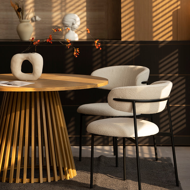 Quatro cadeiras Zahra em bouclé bege ao redor de mesa de jantar - perfeitas para famílias