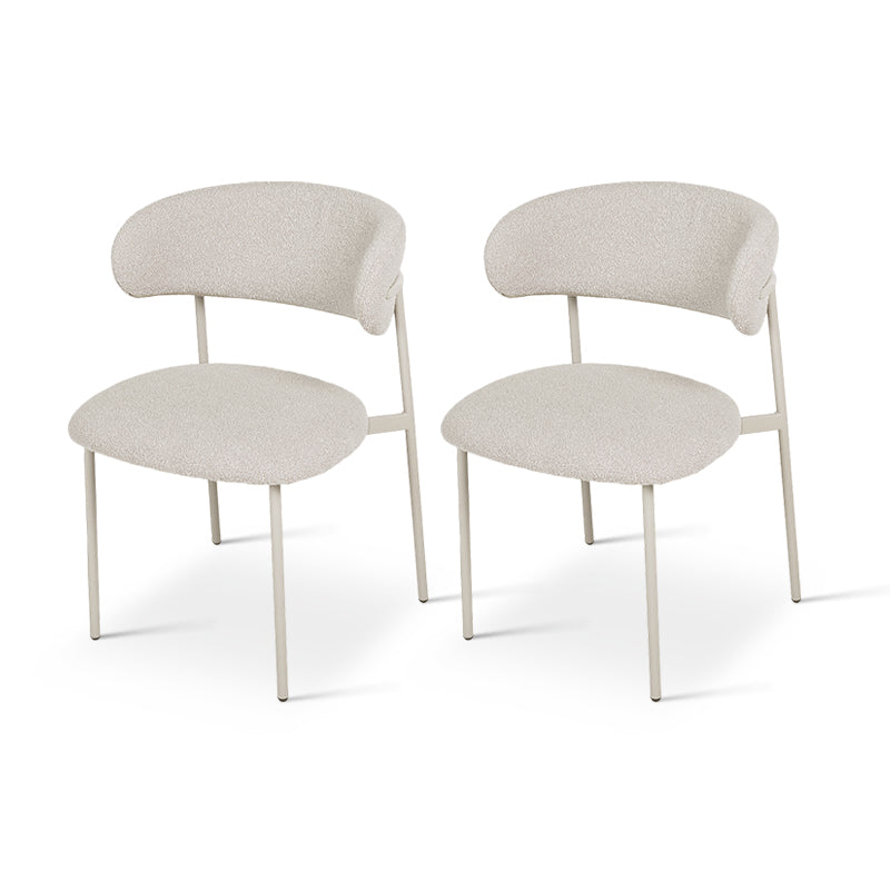 Quatro cadeiras Zahra em bouclé bege ao redor de mesa de jantar - perfeitas para famílias