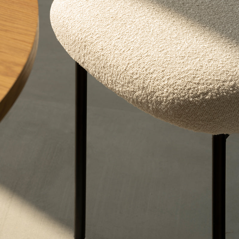 Textura do tecido bouclé bege na cadeira Zahra - material suave e durável para máximo conforto