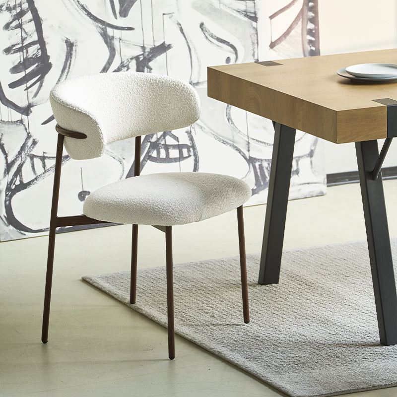 Textura do tecido bouclé bege na cadeira Zahra - material suave e durável para máximo conforto