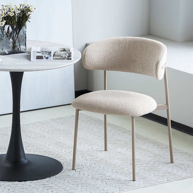 Textura do tecido bouclé bege na cadeira Zahra - material suave e durável para máximo conforto