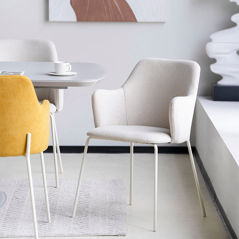 Close do tecido em linho antiderrapante e assento acolchoado das poltronas Dahlia