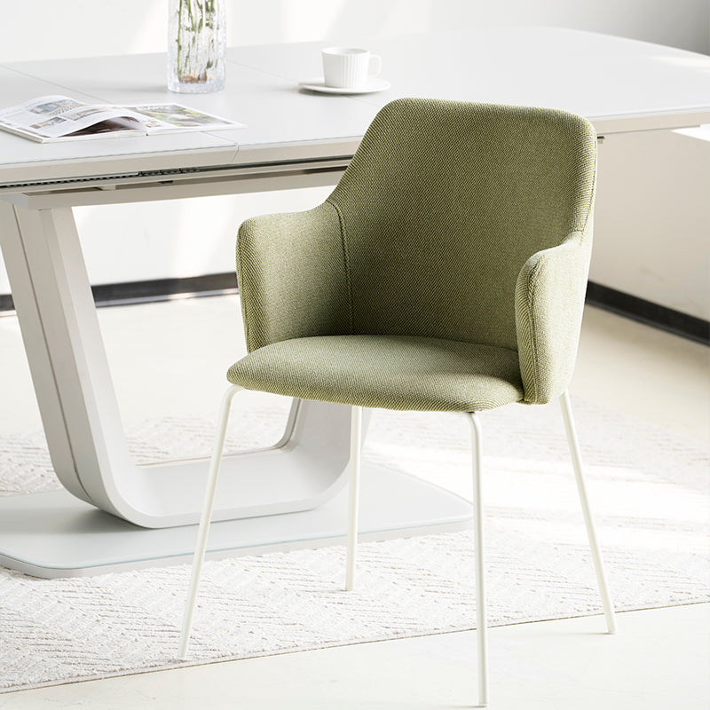 Close do tecido em linho antiderrapante e assento acolchoado das poltronas Dahlia