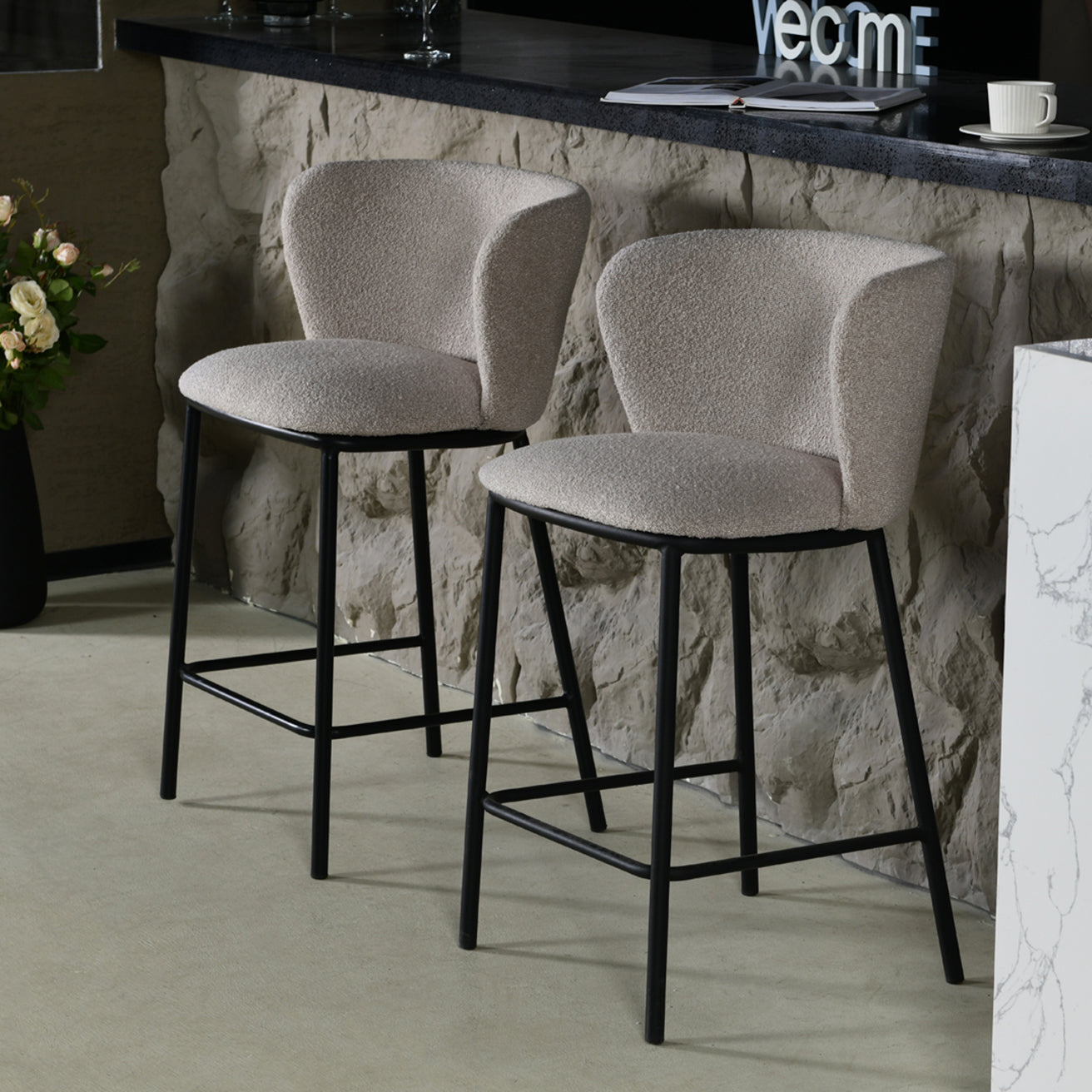 Base em metal pintado a pó da banqueta Karin, estável e com proteção anti-riscos para pisos