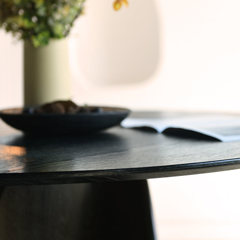 Mesa redonda OFCASA Gemma (120 cm) em preto brilhante, com tampo anti-riscos em MDF e base de pedestal estável - ideal para cozinhas abertas.