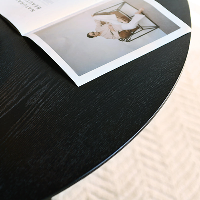 Mesa de jantar redonda Gemma UDT24012 em preto com tampo de MDF resistente e base em madeira laminada, perfeita para salas de jantar modernas.