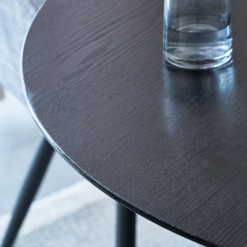 Mesa de jantar redonda Gemma UDT24012 em preto com tampo de MDF resistente e base em madeira laminada, perfeita para salas de jantar modernas.
