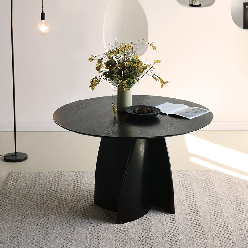 Mesa de jantar redonda Gemma UDT24012 em preto com tampo de MDF resistente e base em madeira laminada, perfeita para salas de jantar modernas.