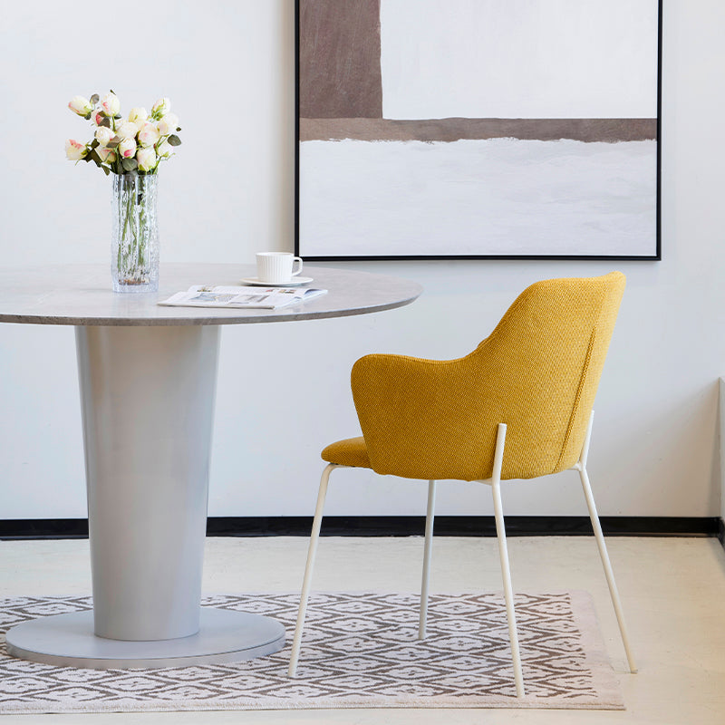 Close do tecido em linho antiderrapante e assento acolchoado das poltronas Dahlia