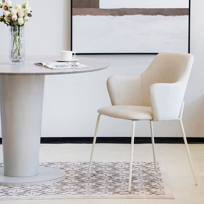 Pés em metal cromado brilhante com base estável