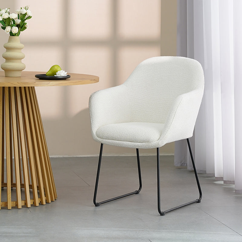Poltrona de design Neve UDC22123 em veludo cinza claro, com estrutura metálica dourada e assento almofadado. Altura do assento: 45cm. Perfeita para salas de estar modernas ou escritórios elegantes. Pés com proteção antirriscos.