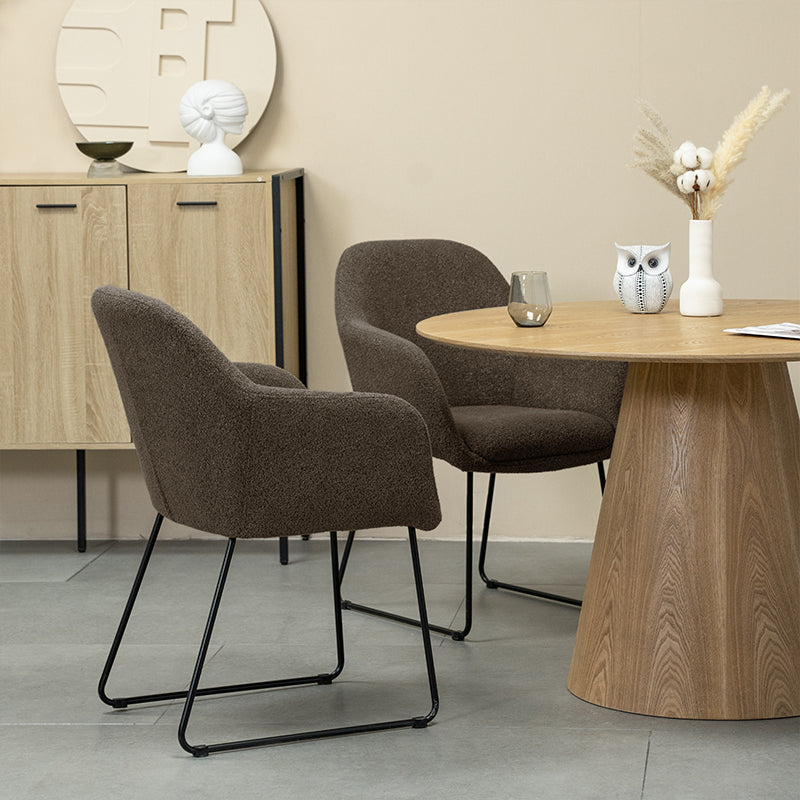 Poltrona de design Neve UDC22123 em veludo cinza claro, com estrutura metálica dourada e assento almofadado. Altura do assento: 45cm. Perfeita para salas de estar modernas ou escritórios elegantes. Pés com proteção antirriscos.