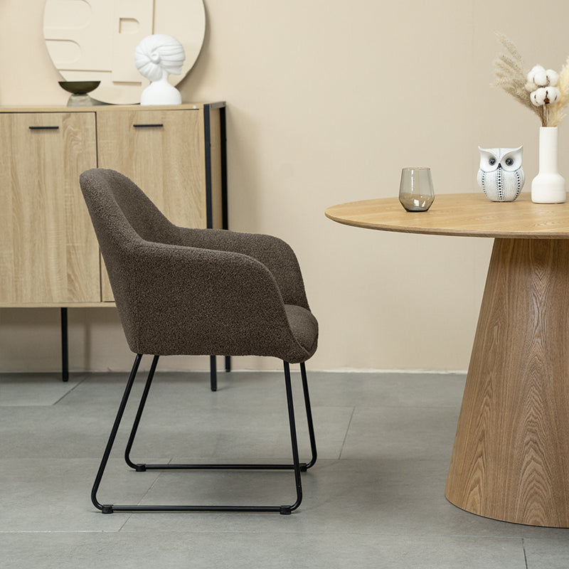 Poltrona de design Neve UDC22123 em veludo cinza claro, com estrutura metálica dourada e assento almofadado. Altura do assento: 45cm. Perfeita para salas de estar modernas ou escritórios elegantes. Pés com proteção antirriscos.