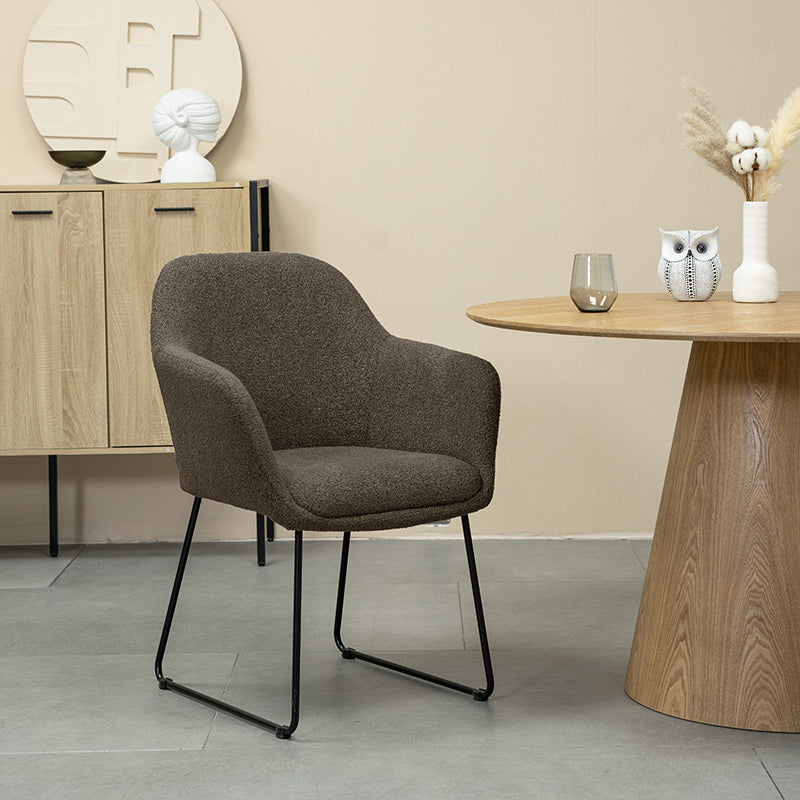 Poltrona de design Neve UDC22123 em veludo cinza claro, com estrutura metálica dourada e assento almofadado. Altura do assento: 45cm. Perfeita para salas de estar modernas ou escritórios elegantes. Pés com proteção antirriscos.