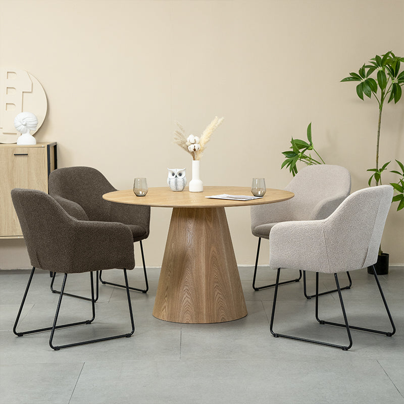 Poltrona de design Neve UDC22123 em veludo cinza claro, com estrutura metálica dourada e assento almofadado. Altura do assento: 45cm. Perfeita para salas de estar modernas ou escritórios elegantes. Pés com proteção antirriscos.